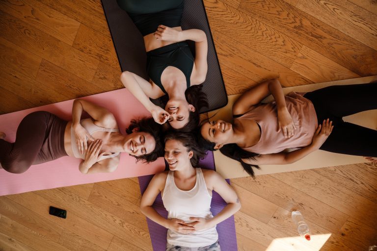 yoga de la risa en el aula para mejorar la atención.
