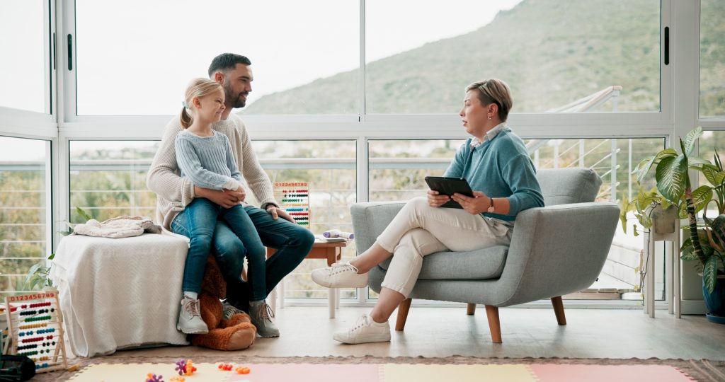 Padres acompañando a su hijo tras el diagnóstico de autismo en un entorno de apoyo.