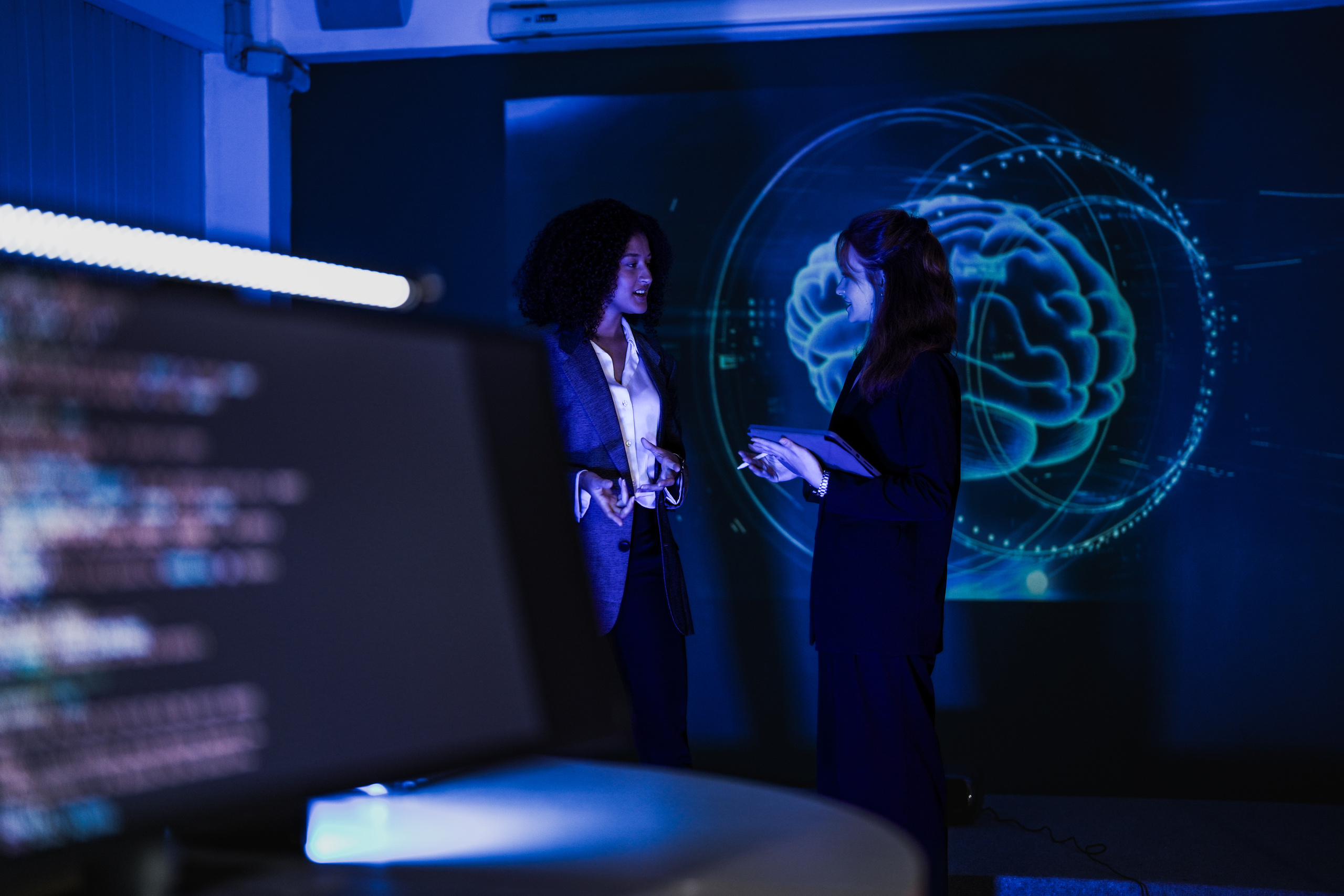 Mujeres participando en investigación científica en psicología y generación de conocimiento académico.