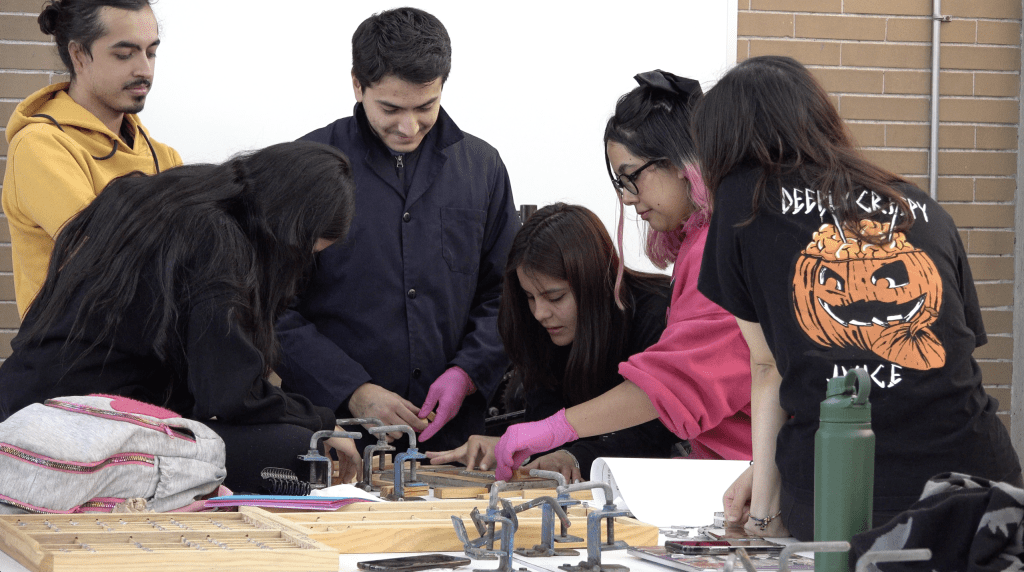 Estudiantes colaborando en trabajo en equipo universitario
