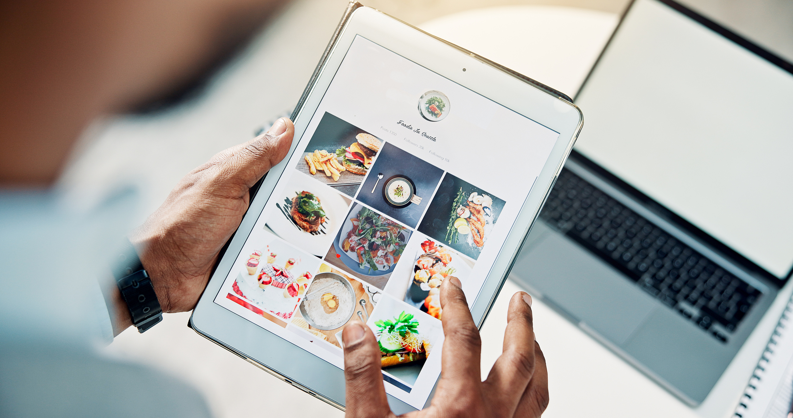 Profesional de nutrición creando plan alimentario innovador con ingredientes diversos
