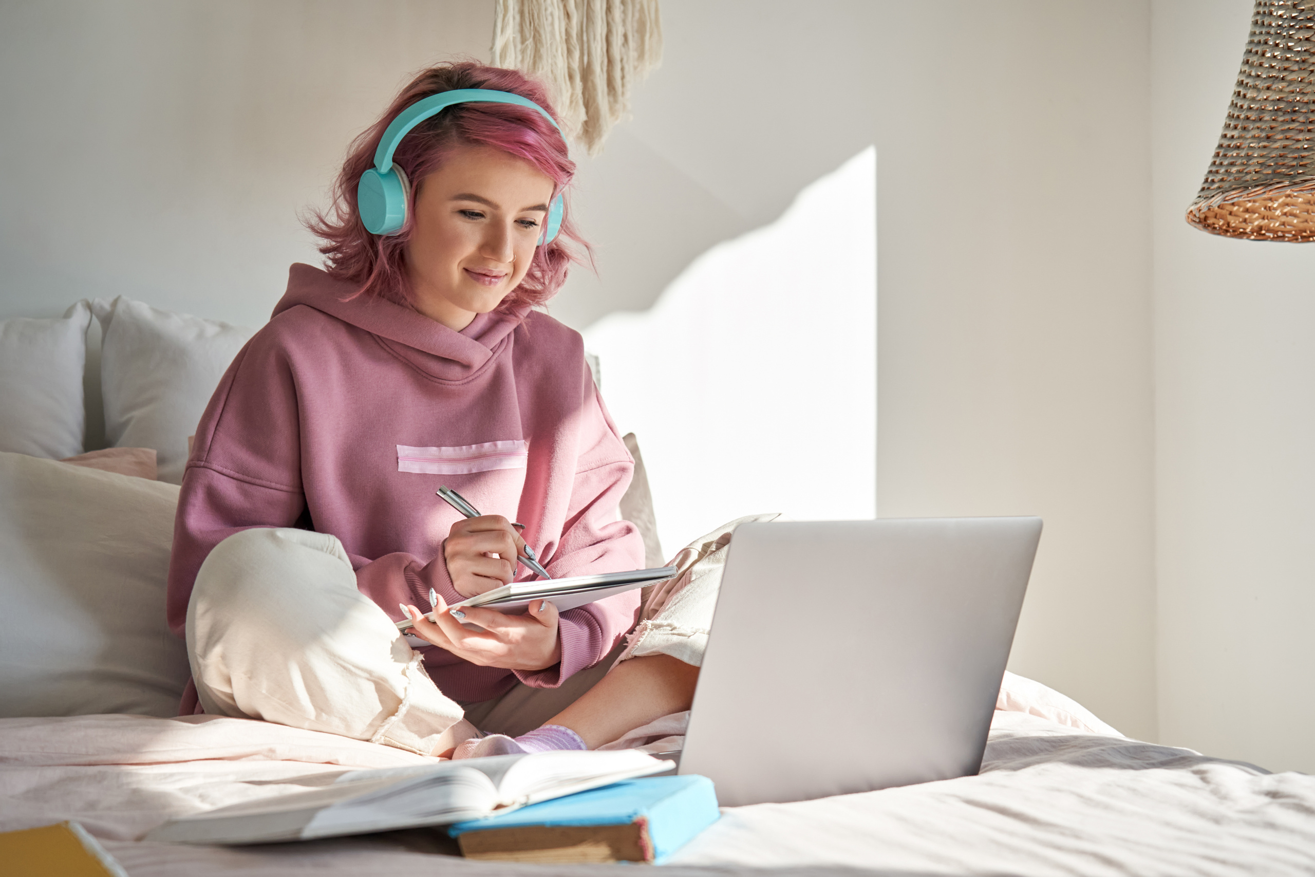 Estudiante en educación a distancia utilizando computadora portátil