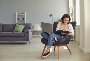 Estudiante cursando licenciatura en psicología en línea con contenido clínico digital