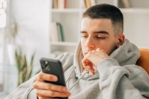 Adolescente usando celular y su relación con la salud mental