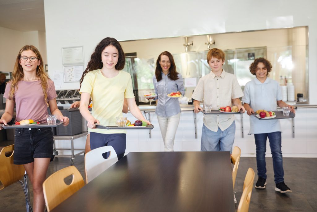 profesor y la nutrición saludable durante jornada escolar