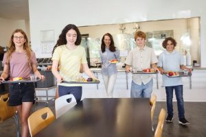 profesor y la nutrición saludable durante jornada escolar