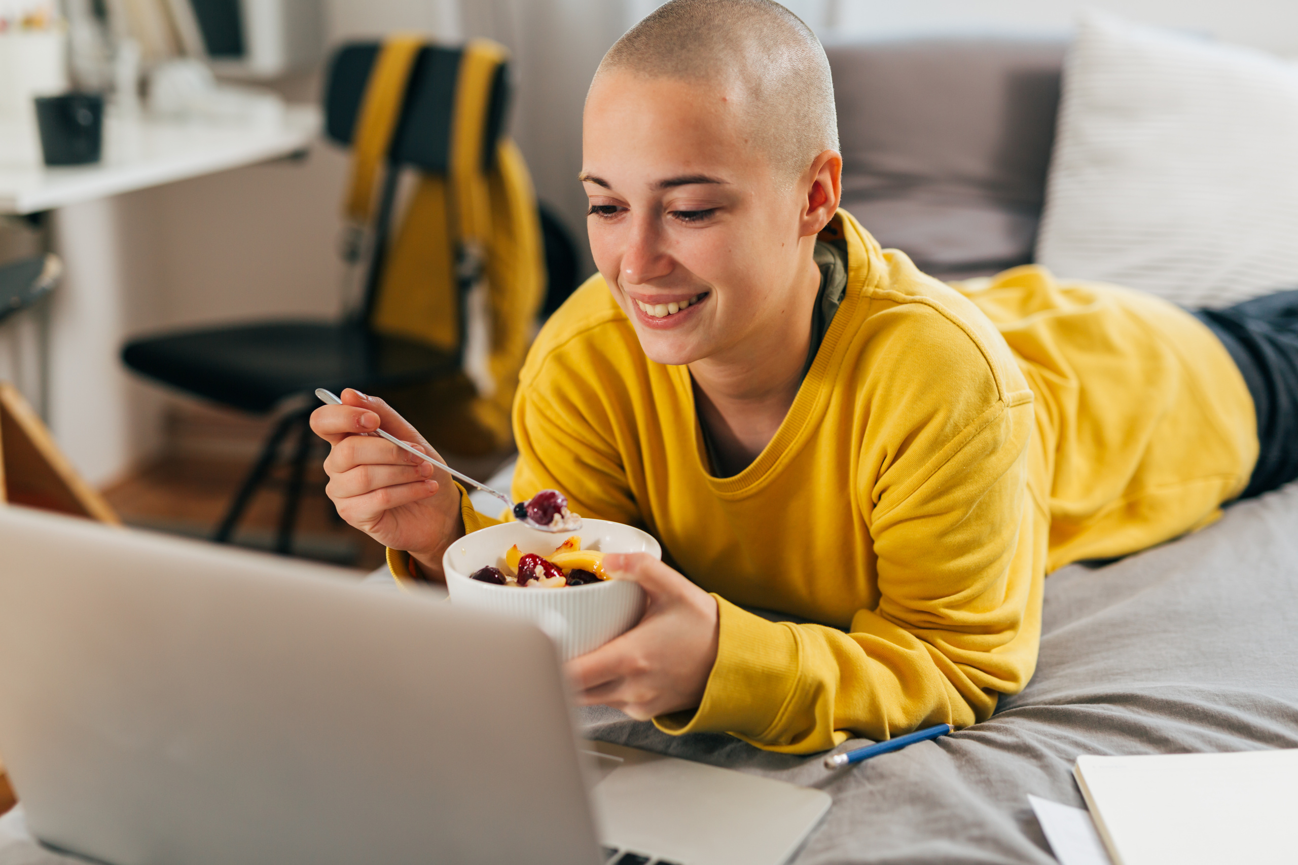 estudiante universitario con alimentación saludable durante estudio