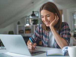 Autorregulación en educación a distancia: estudiante universitario organizando su tiempo y actividades de aprendizaje virtual.Autorregulación en educación a distancia: estudiante universitario organizando su tiempo y actividades de aprendizaje virtual.