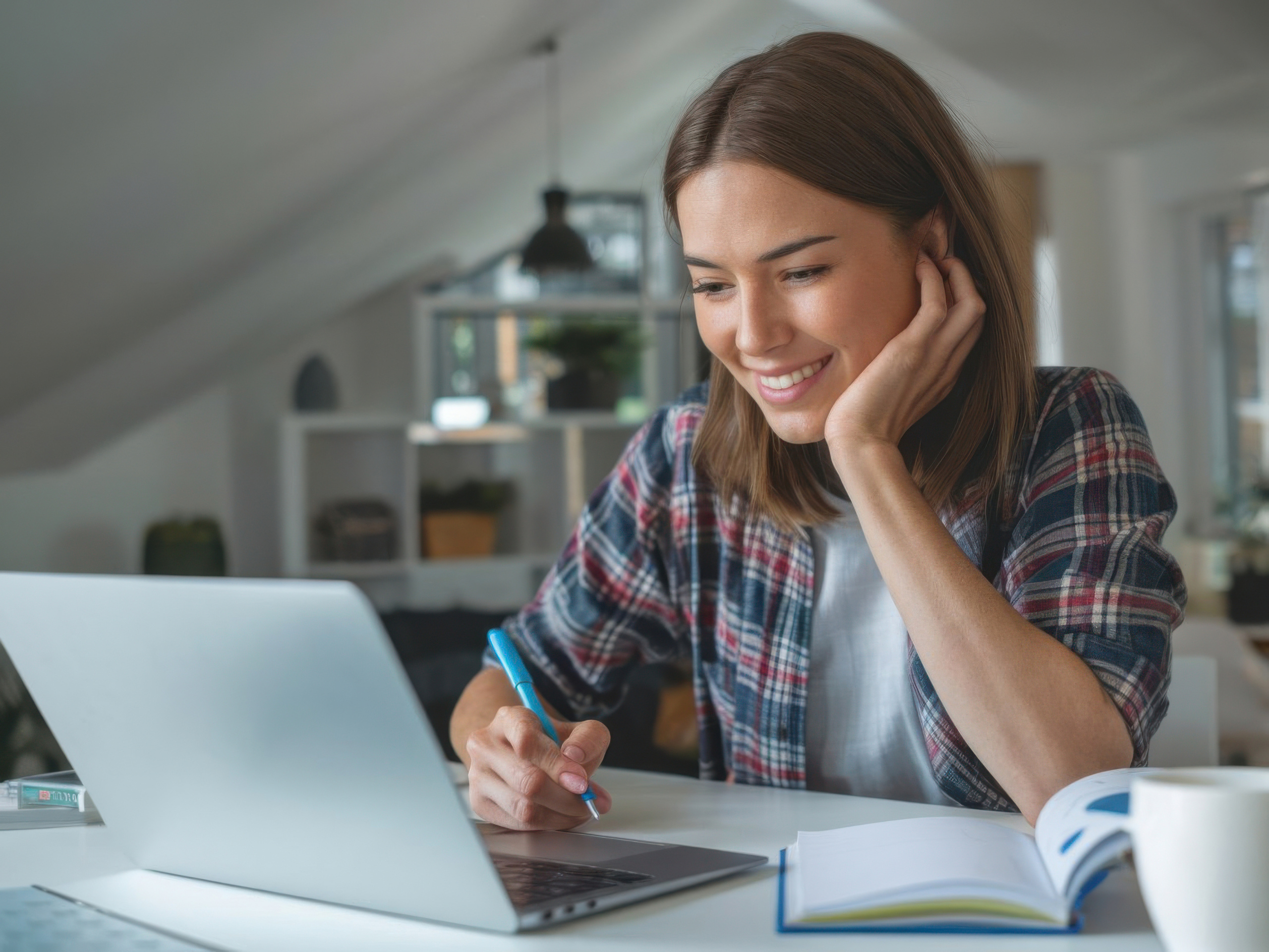 Autorregulación en educación a distancia: estudiante universitario organizando su tiempo y actividades de aprendizaje virtual.Autorregulación en educación a distancia: estudiante universitario organizando su tiempo y actividades de aprendizaje virtual.