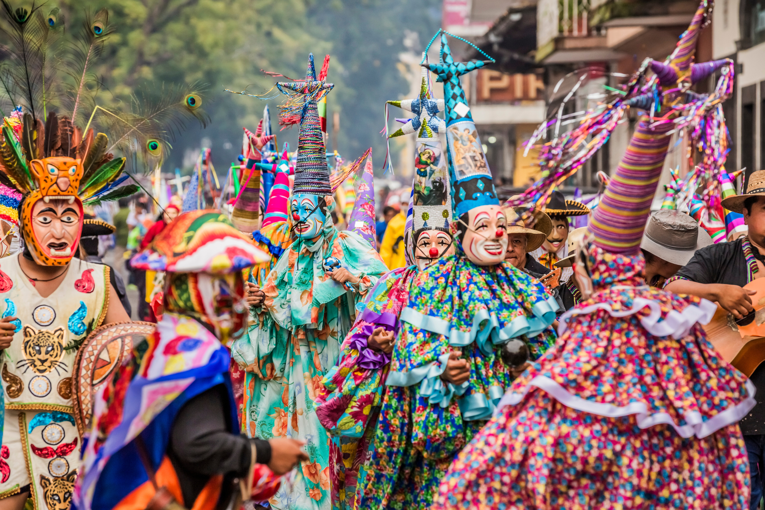 Celebración religiosa popular en México como expresión de identidad y resistencia cultural.