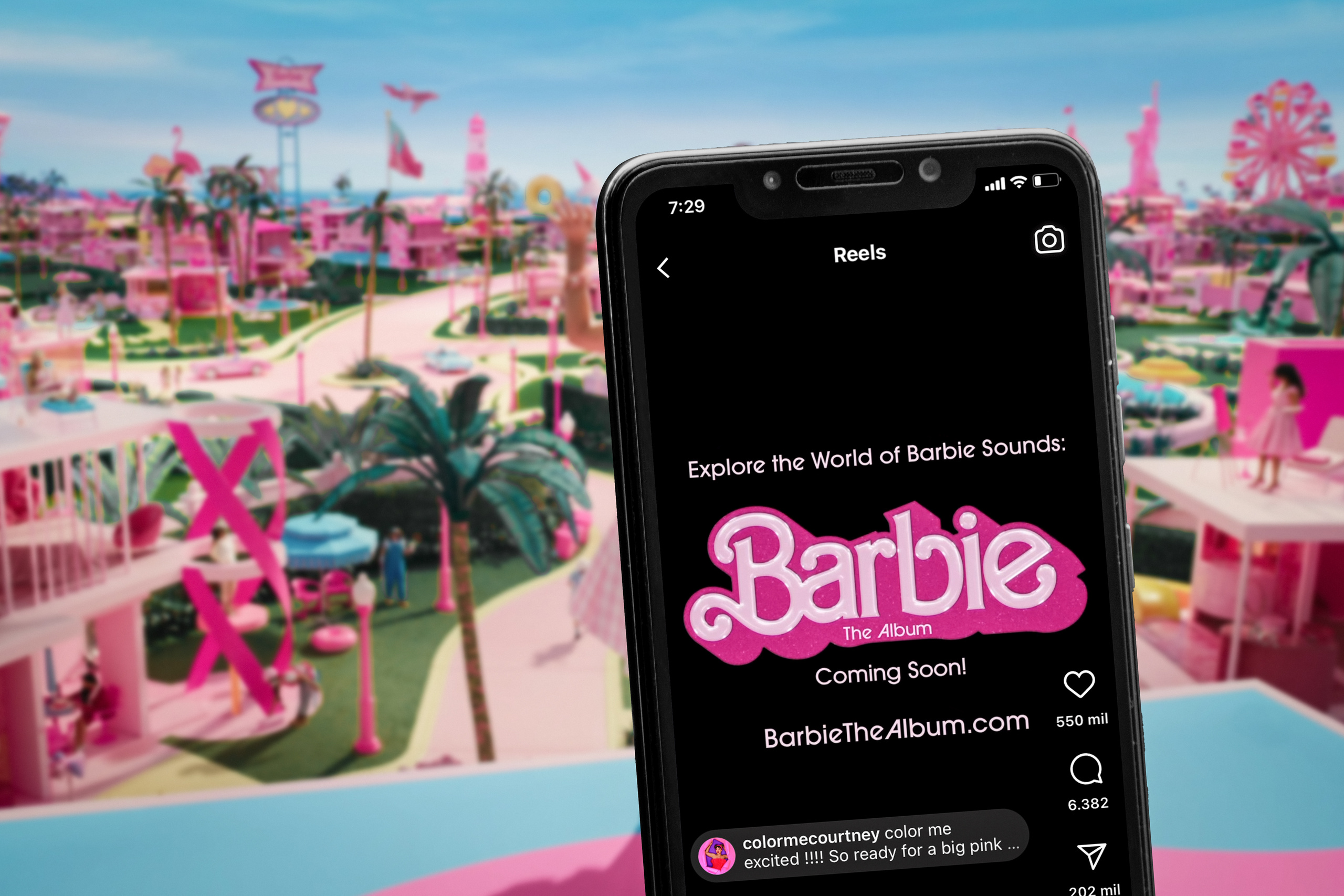 Campaña de branding de Barbie que muestra identidad visual, marketing experiencial y posicionamiento de marca.