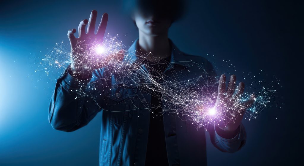 Estudiantes de mercadotecnia analizan herramientas de innovación tecnológica y marketing digital basadas en datos.