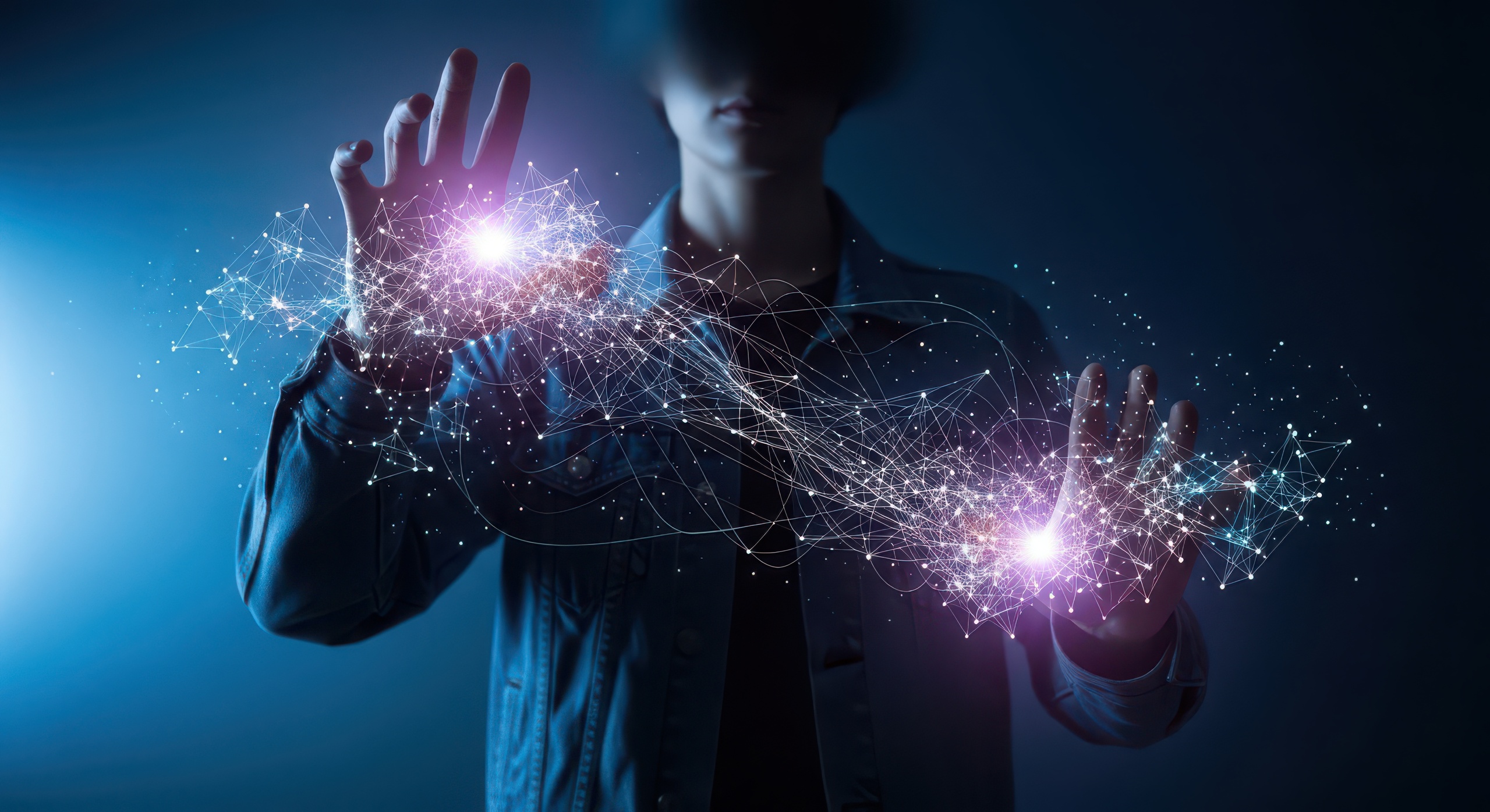 Estudiantes de mercadotecnia analizan herramientas de innovación tecnológica y marketing digital basadas en datos.