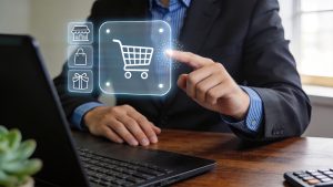 Consumidor toma decisiones de compra influenciado por principios de economía del comportamiento.