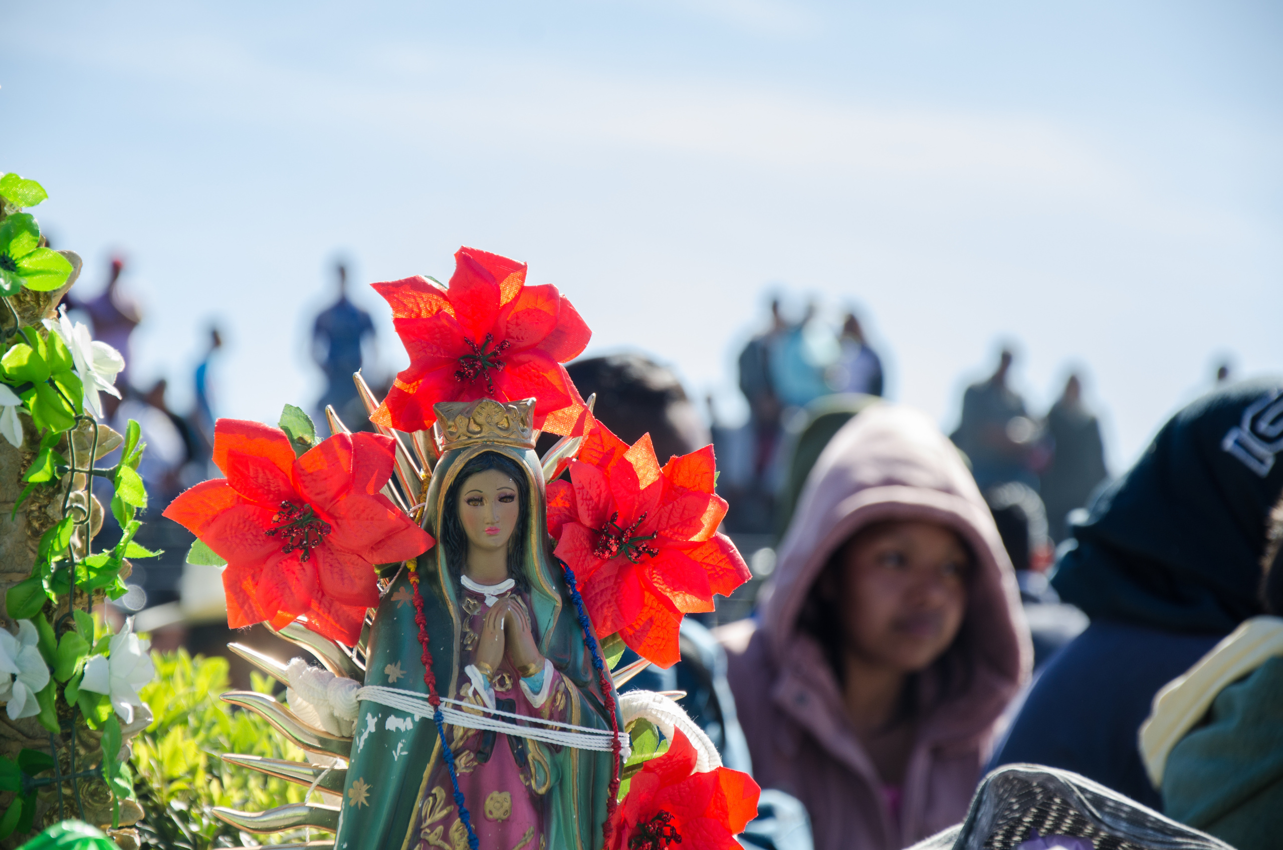 Manifestación de religiosidad popular durante una peregrinación tradicional en México.