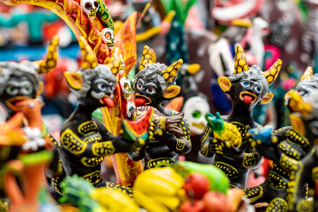 Diablos de barro policromado elaborados en Ocumicho, Michoacán, expresión emblemática del arte popular mexicano.