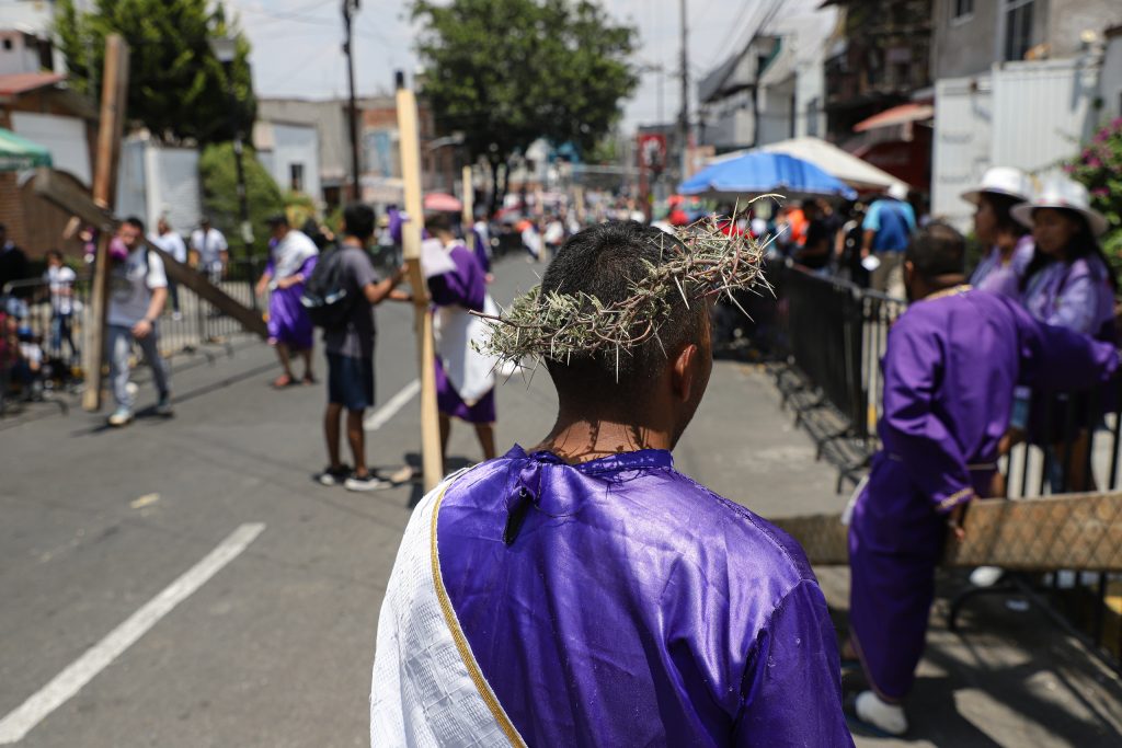 Manifestación de piedad popular durante una celebración religiosa tradicional en México.