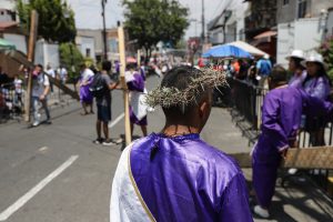 Manifestación de piedad popular durante una celebración religiosa tradicional en México.
