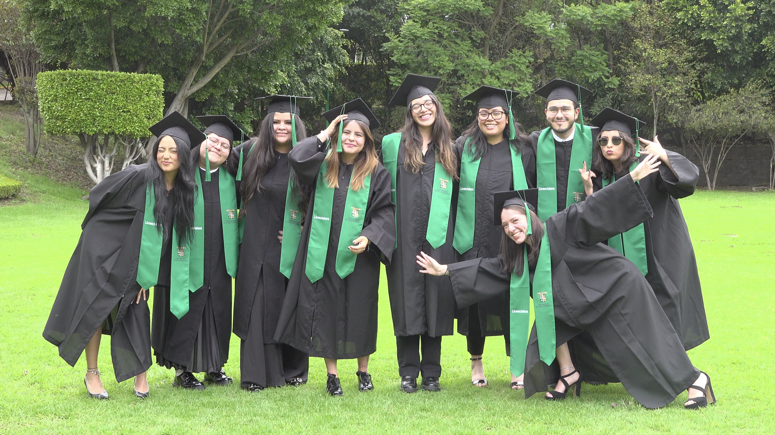 Estudiantes universitarios enfrentando la transición de la graduación a la vida profesional.
