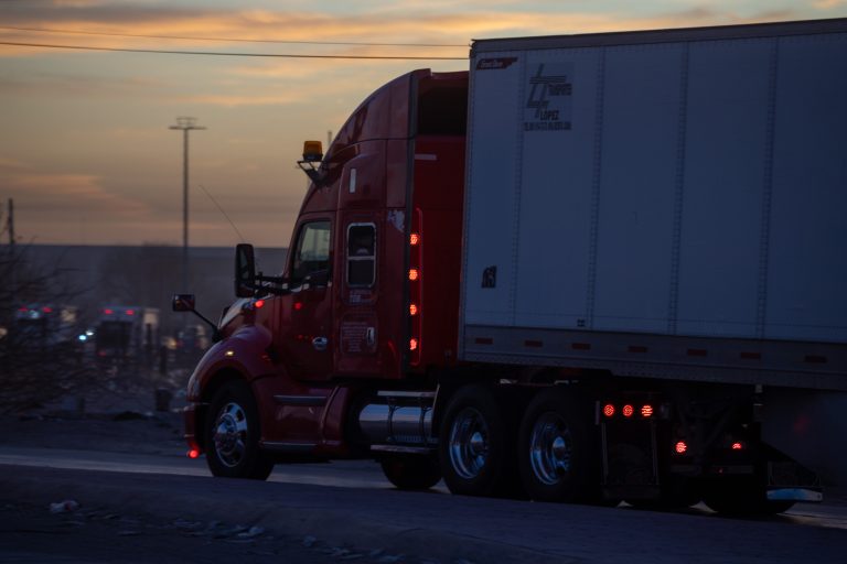 Camión de carga esperando cruzar una aduana fronteriza en México