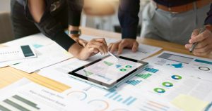 Reunión de equipo comercial analizando estrategia y objetivos de venta