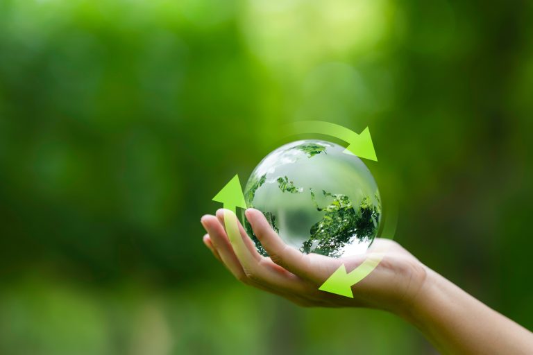 Imagen de economía circular mostrando el ciclo de reutilización de productos