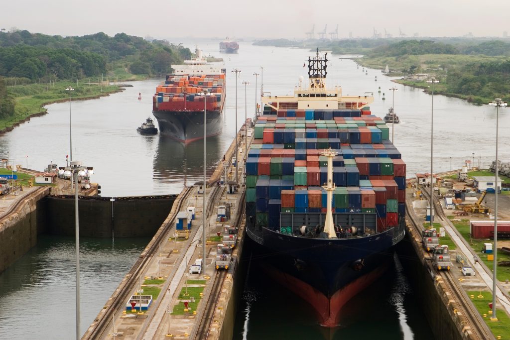 Buque portacontenedores NeoPanamax transitando las esclusas del Canal de Panamá