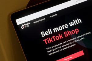 Celular mostrando TikTok Shop