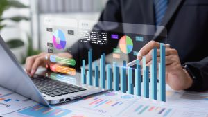 Profesional revisando indicadores de riesgo financiero en un tablero de datos