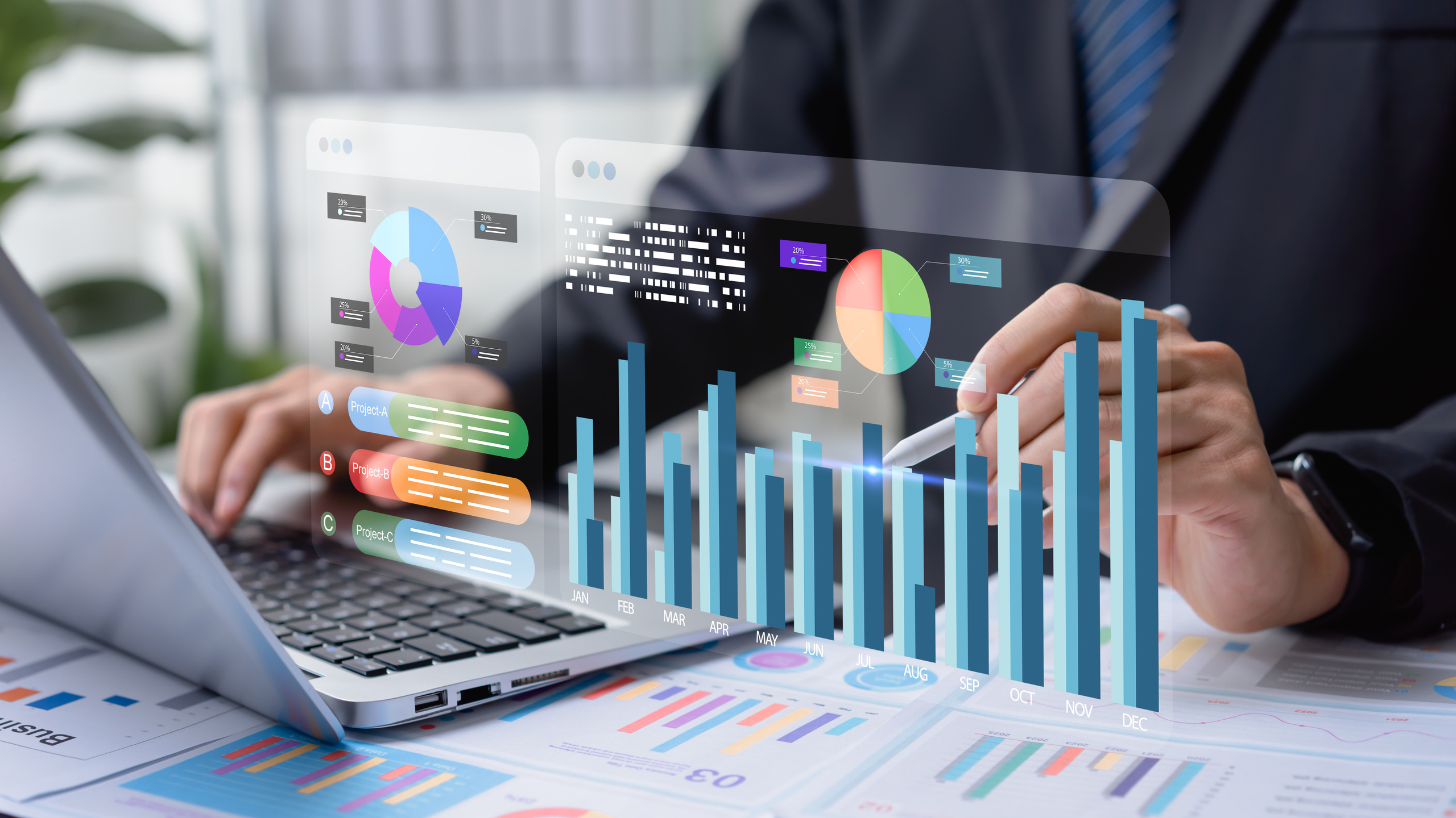 Profesional revisando indicadores de riesgo financiero en un tablero de datos