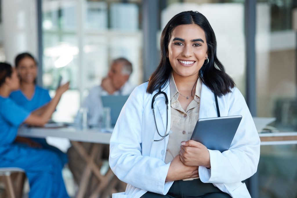nutrióloga revisando juntos el expediente de un paciente, representando la atención interdisciplinaria en salud