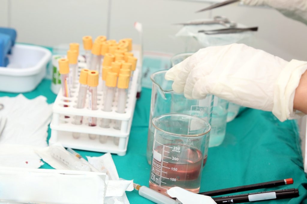 Estudiantes de Psicología observando una sesión de laboratorio con supervisión