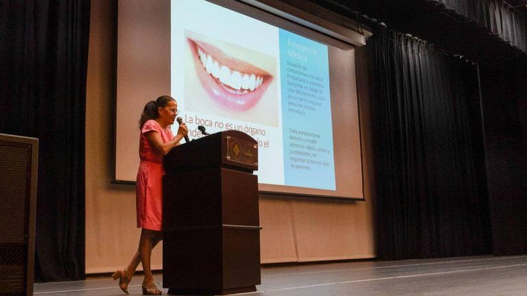 Directora UIC ofrece cátedra prima en la U