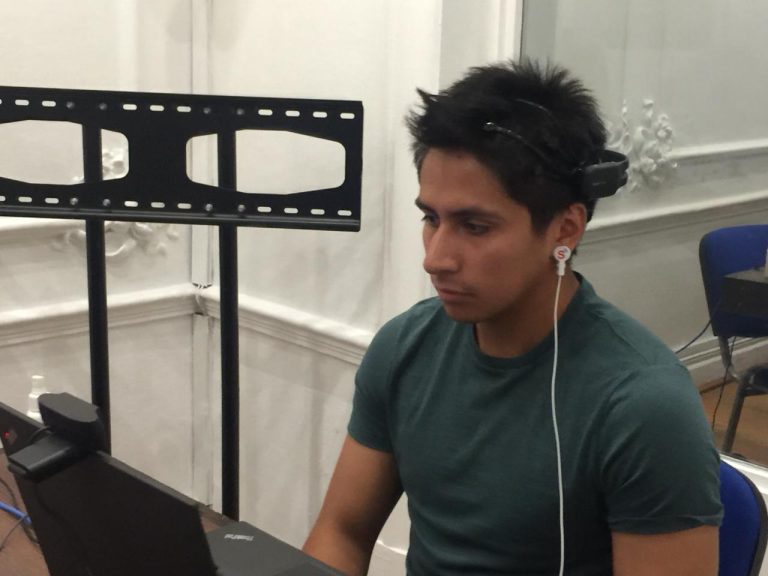 Estudiantes de Mercadotecnia en contacto directo con las herramientas del neuromarketing