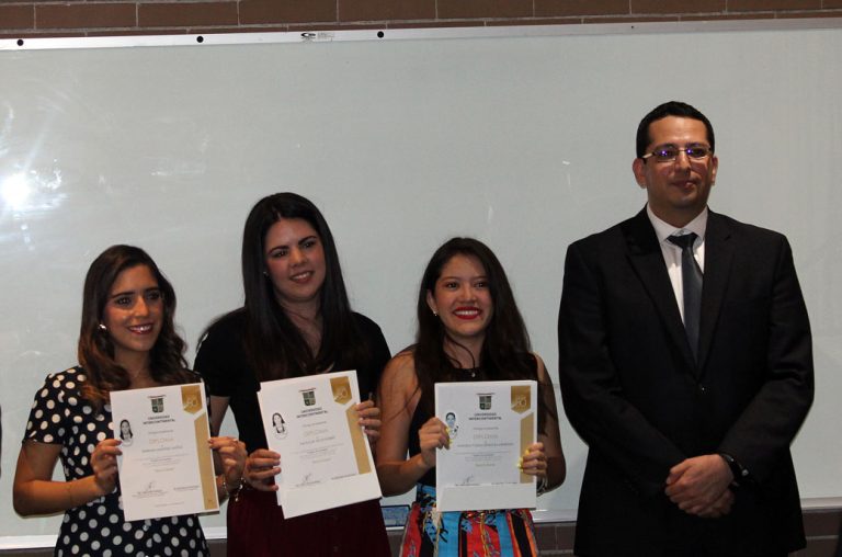 Entrega de diplomas del Diplomado en Gestión de Hospitales