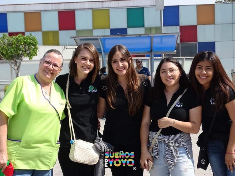 Estudiantes de Mercadotecnia entregan donativos en el INP