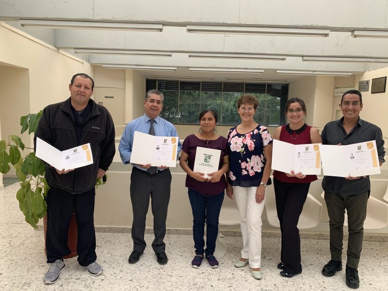 Alumnos reciben diploma al concluir el Diplomado en Cirugía Bucal