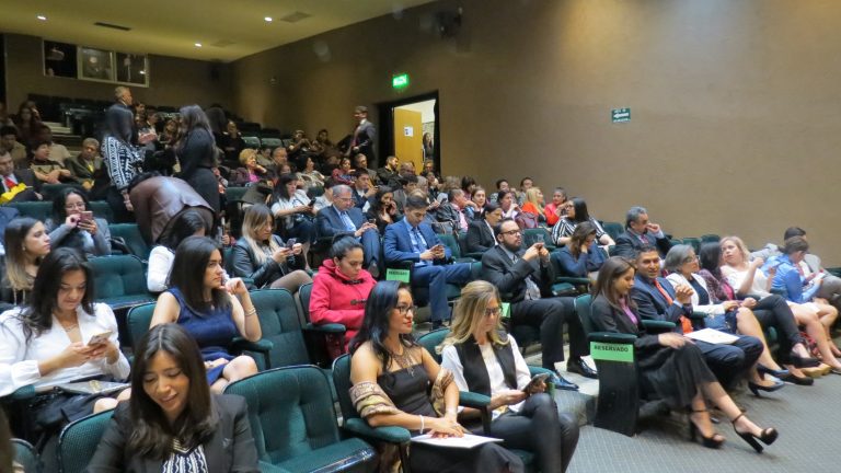 Entrega de constancias de titulación a egresados