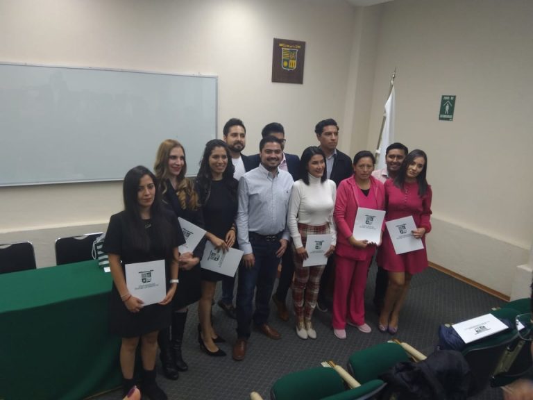 Entrega de diplomas de los Diplomados en Odontología Estética y Cosmética