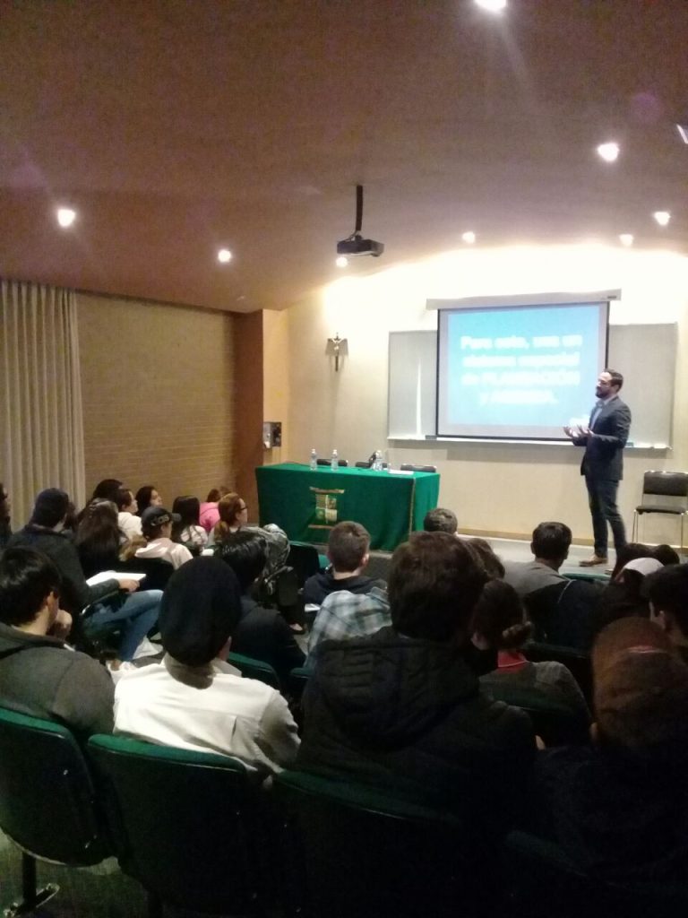 Aserti dicta conferencia en Café con Aroma UIC