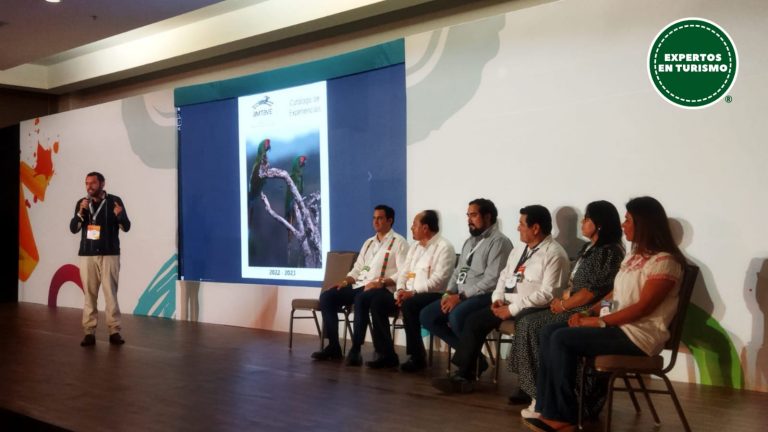 Destacada participación de docente UIC en Tianguis Turístico