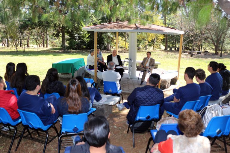 Café-coloquio Ciencia y Fe con estudiantes de Odontología