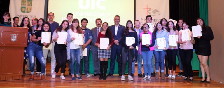 Alumnos de bachillerato y licenciatura reciben certificaciones de Cambridge y TOEFL