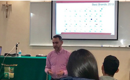 Agencia de AXISKG ofrece conferencia sobre marketing digital a estudiantes de Mercadotecnia