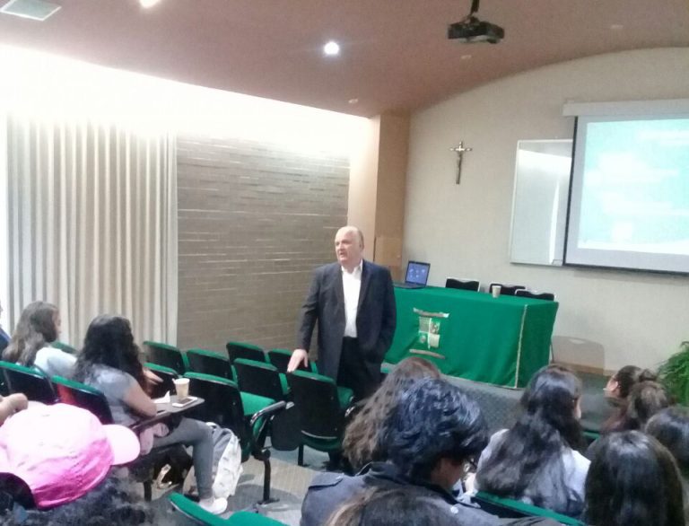 Grupo Copérnico impartió conferencia en “Café con aroma UIC” practica y emprende