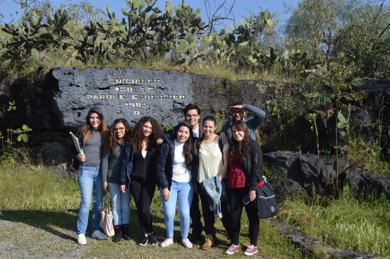 Alumnos de Diseño Gráfico visitan la zona Arqueológica de Cuicuilco