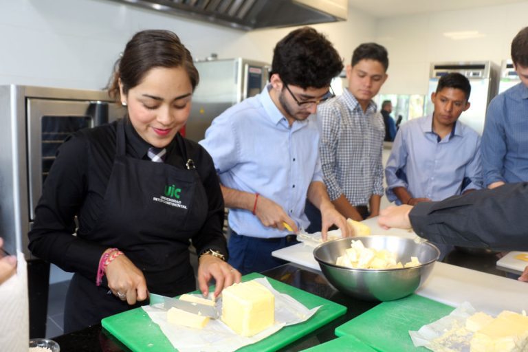 Feliz Día Mundial del Turismo para nuestros egresados