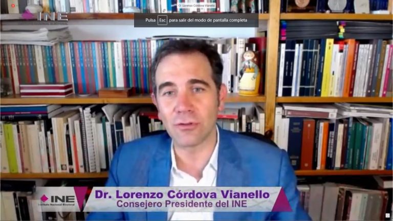 Estudiantes y docentes de Derecho asisten a conferencia virtual del INE