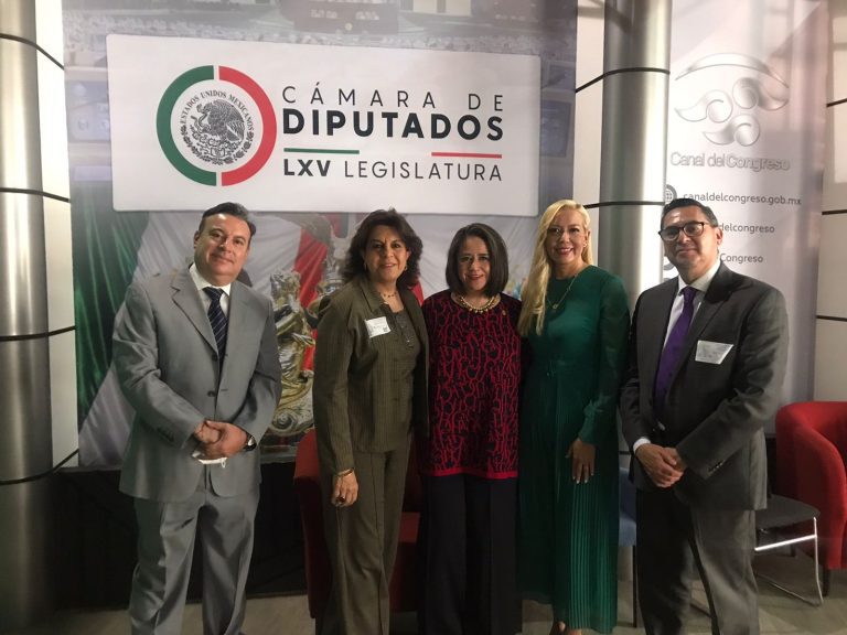 Asisten catedráticos al foro La juventud