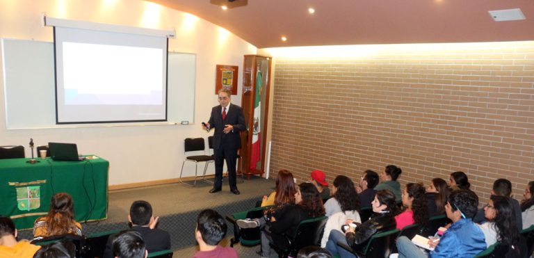 Experto dicta conferencia sobre estrategia de precios